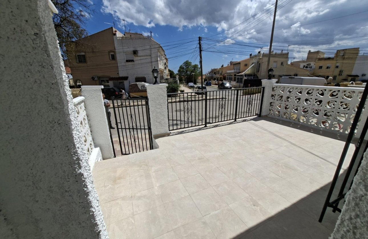 Resale - Townhouse - La Marina - La Marina - Urbanization
