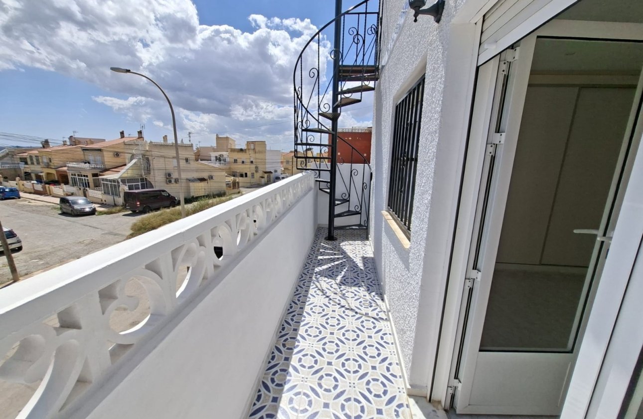 Resale - Townhouse - La Marina - La Marina - Urbanization
