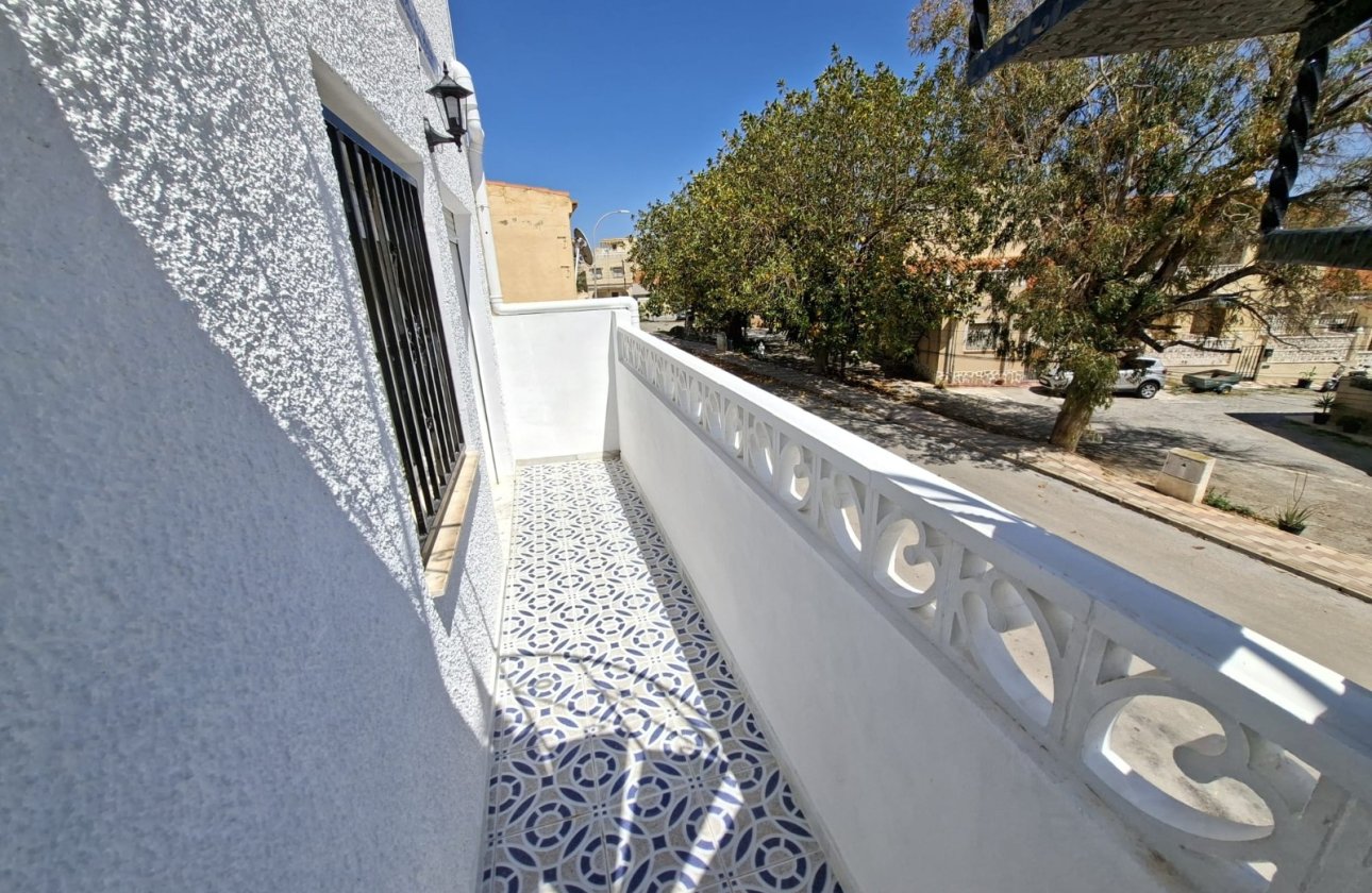 Resale - Townhouse - La Marina - La Marina - Urbanization