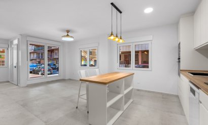 Resale - Apartment / flat - Torrevieja - Playa del Acequión