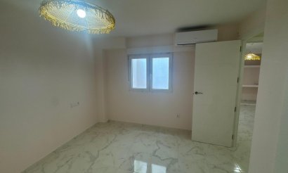 Resale - Apartment / flat - Torrevieja - Muelle Pesquero
