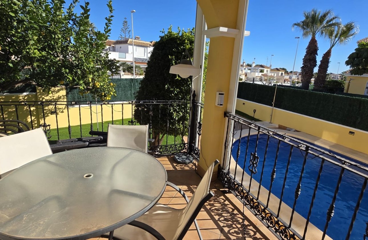 Resale - Villa - Orihuela Costa - Los Dolses