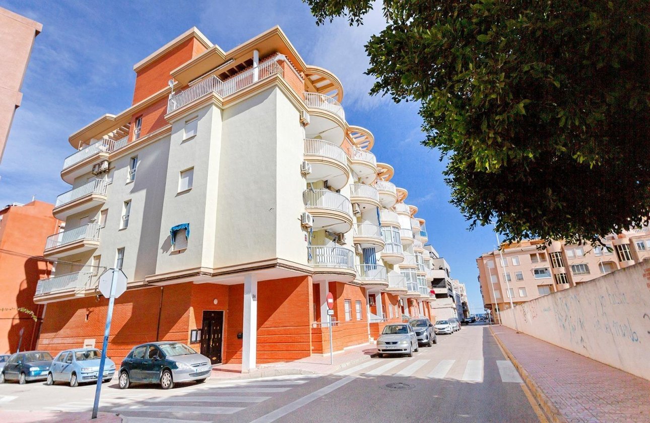 Resale - Apartment / flat - Torrevieja - La Mata pueblo