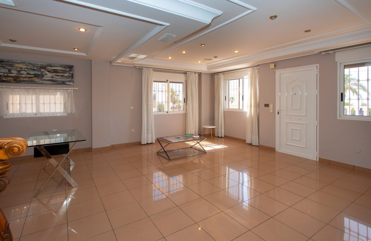 Resale - Villa - Torrevieja