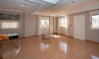 Resale - Villa - Torrevieja