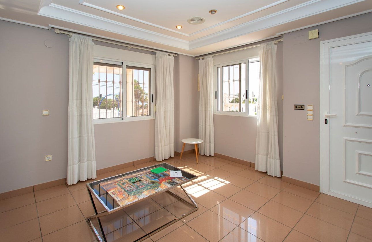 Resale - Villa - Torrevieja