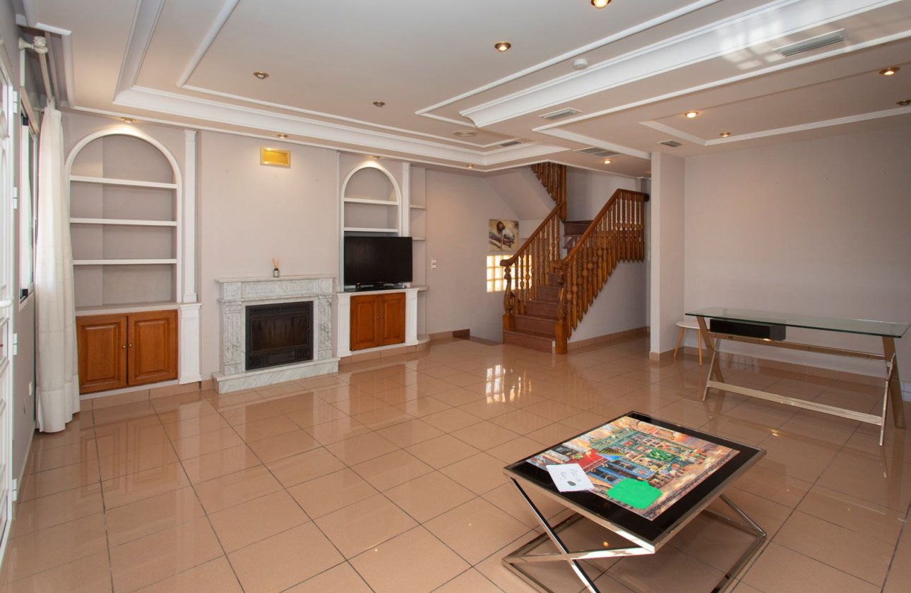 Resale - Villa - Torrevieja
