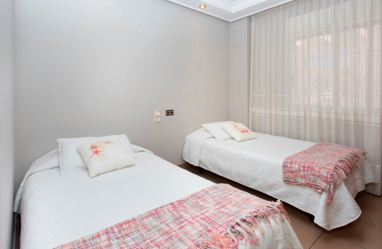 Resale - Villa - Torrevieja