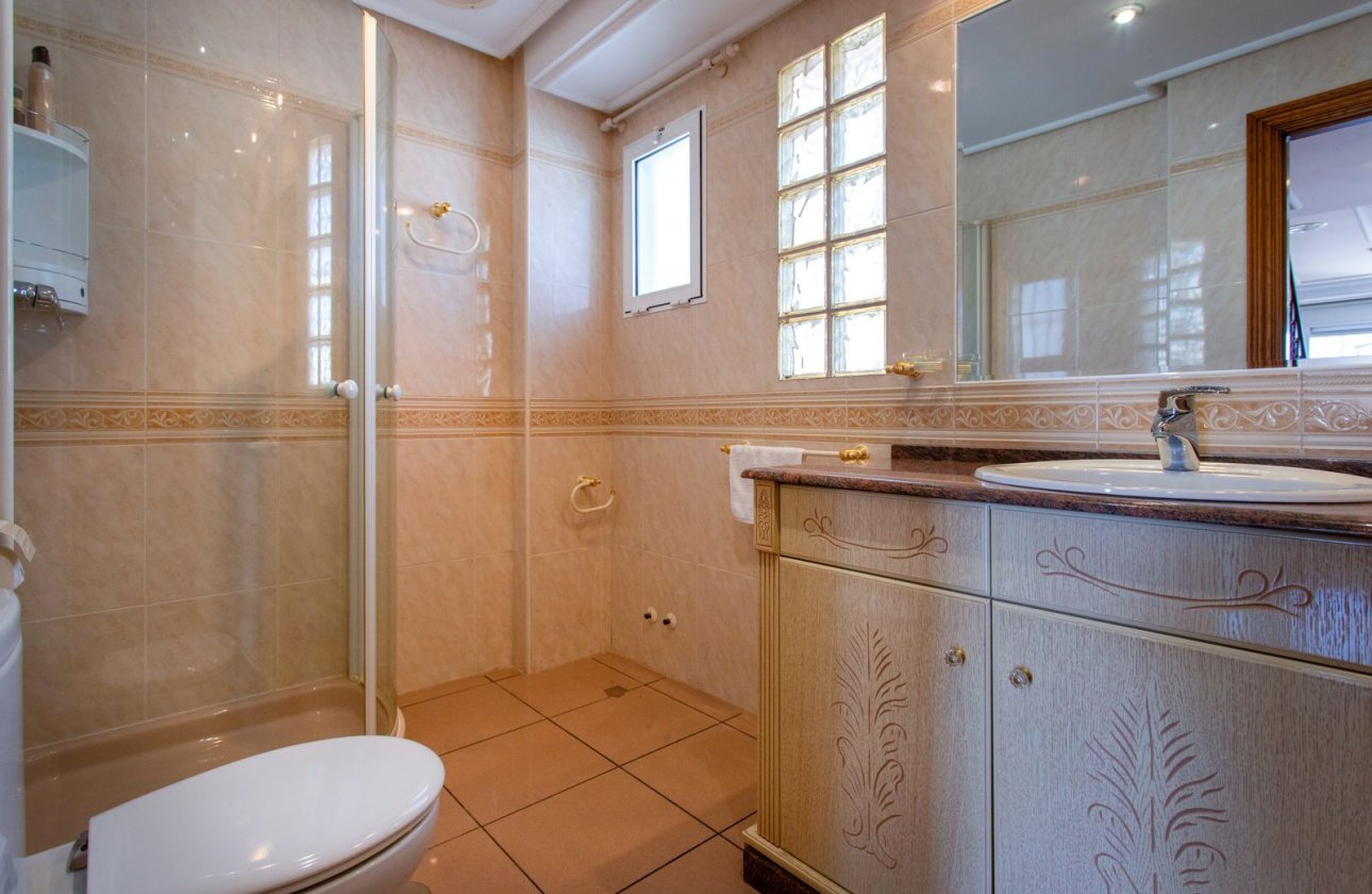 Resale - Villa - Torrevieja