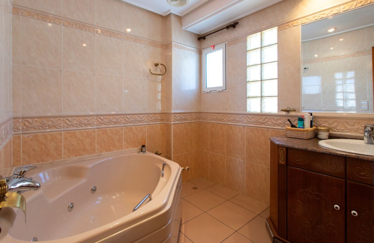 Resale - Villa - Torrevieja