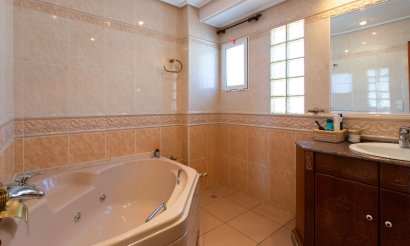 Resale - Villa - Torrevieja