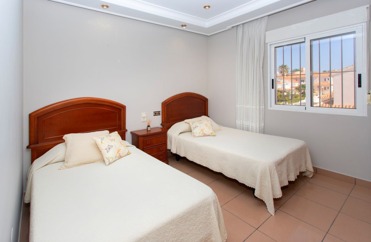 Resale - Villa - Torrevieja