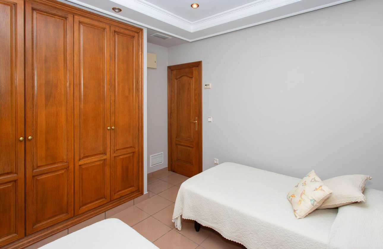 Resale - Villa - Torrevieja