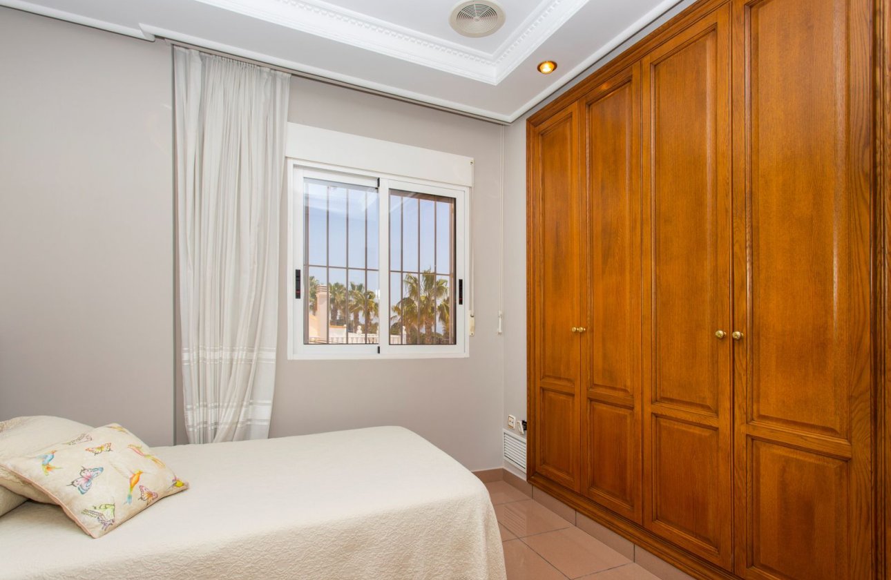 Resale - Villa - Torrevieja