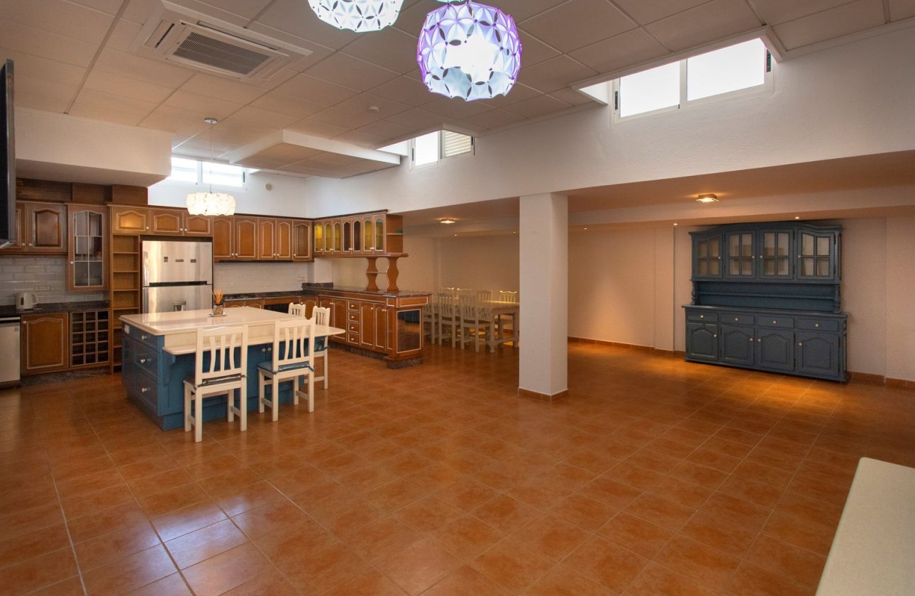 Resale - Villa - Torrevieja
