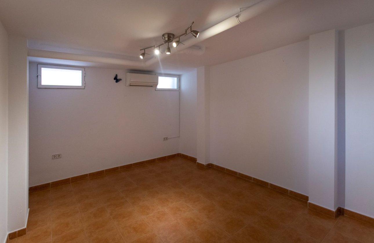 Resale - Villa - Torrevieja