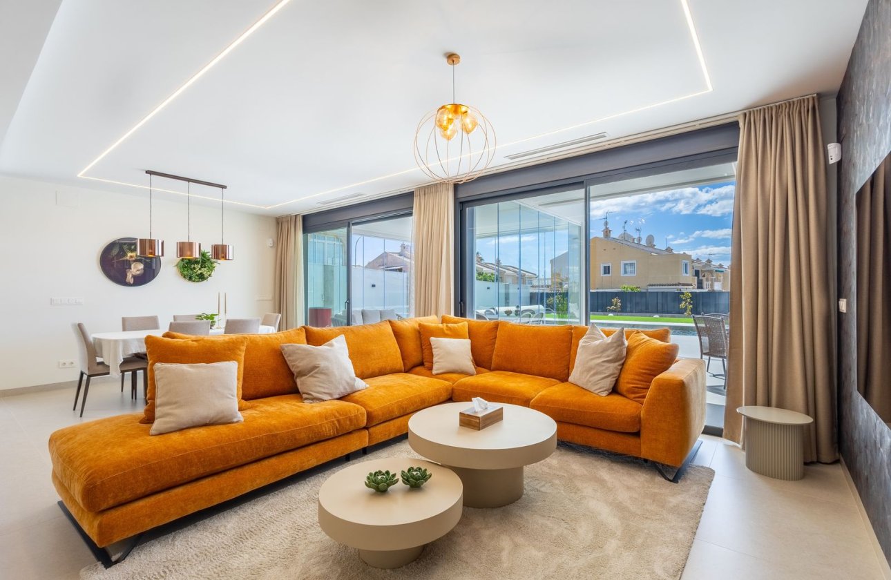 Resale - Villa - Torrevieja - Aguas Nuevas