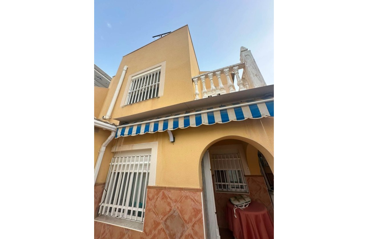 Resale - Bungalow - Torrevieja - Urb. Rosaleda