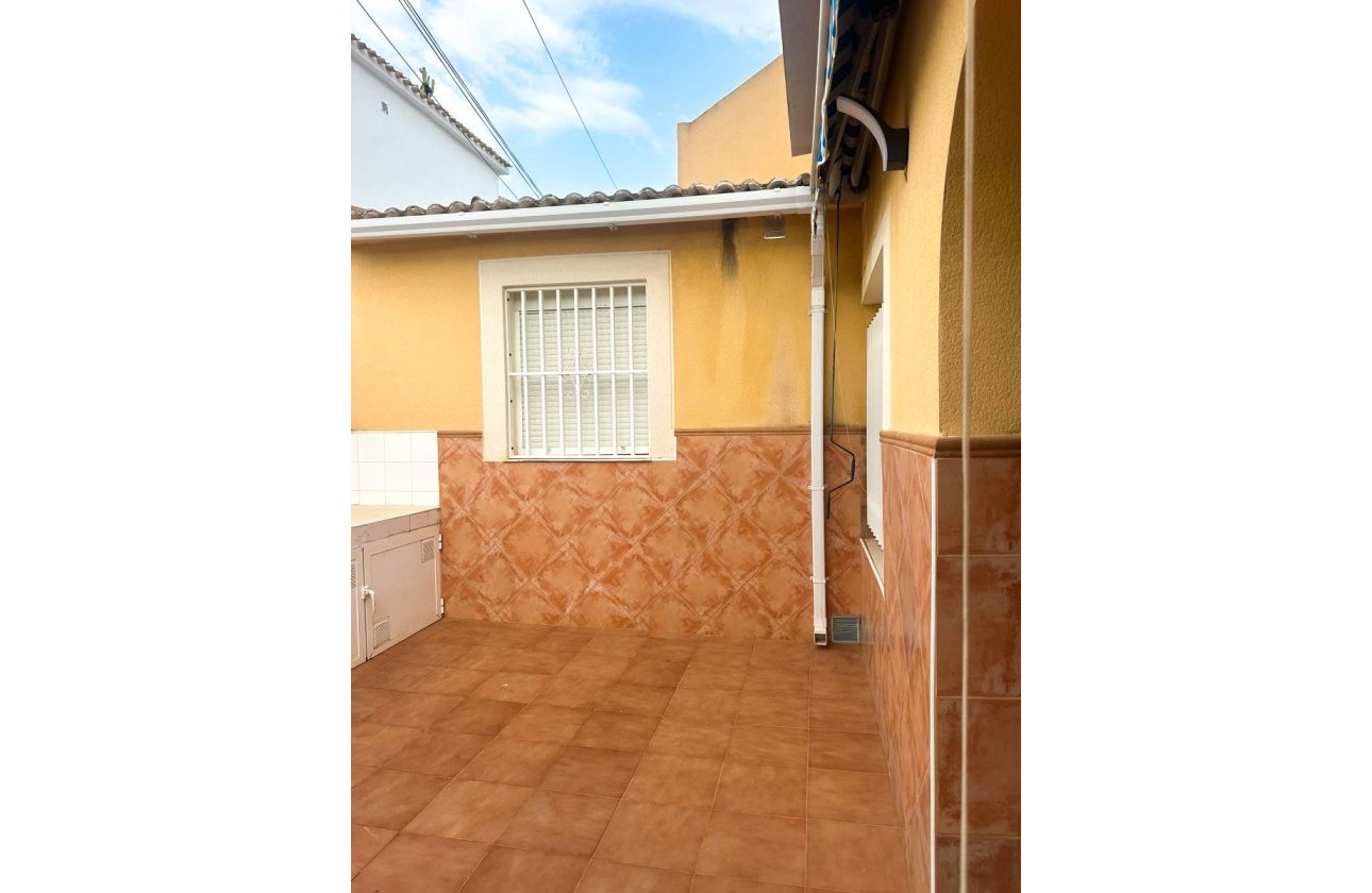 Resale - Bungalow - Torrevieja - Urb. Rosaleda