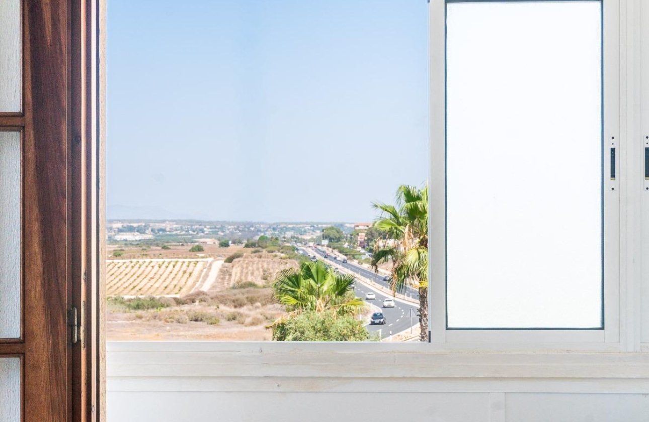 Resale - Apartment / flat - Torrevieja - La Mata pueblo