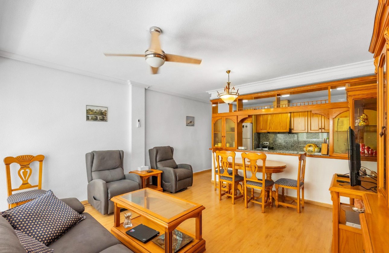 Resale - Apartment / flat - Torrevieja - Paseo maritimo