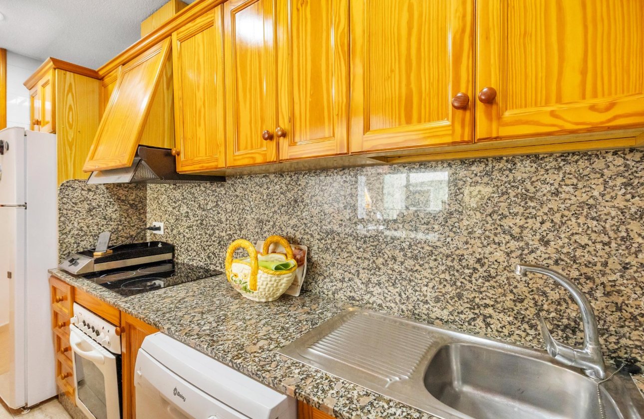 Resale - Apartment / flat - Torrevieja - Paseo maritimo