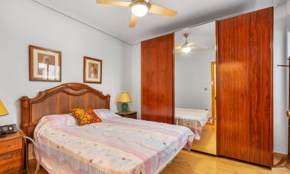 Resale - Apartment / flat - Torrevieja - Paseo maritimo