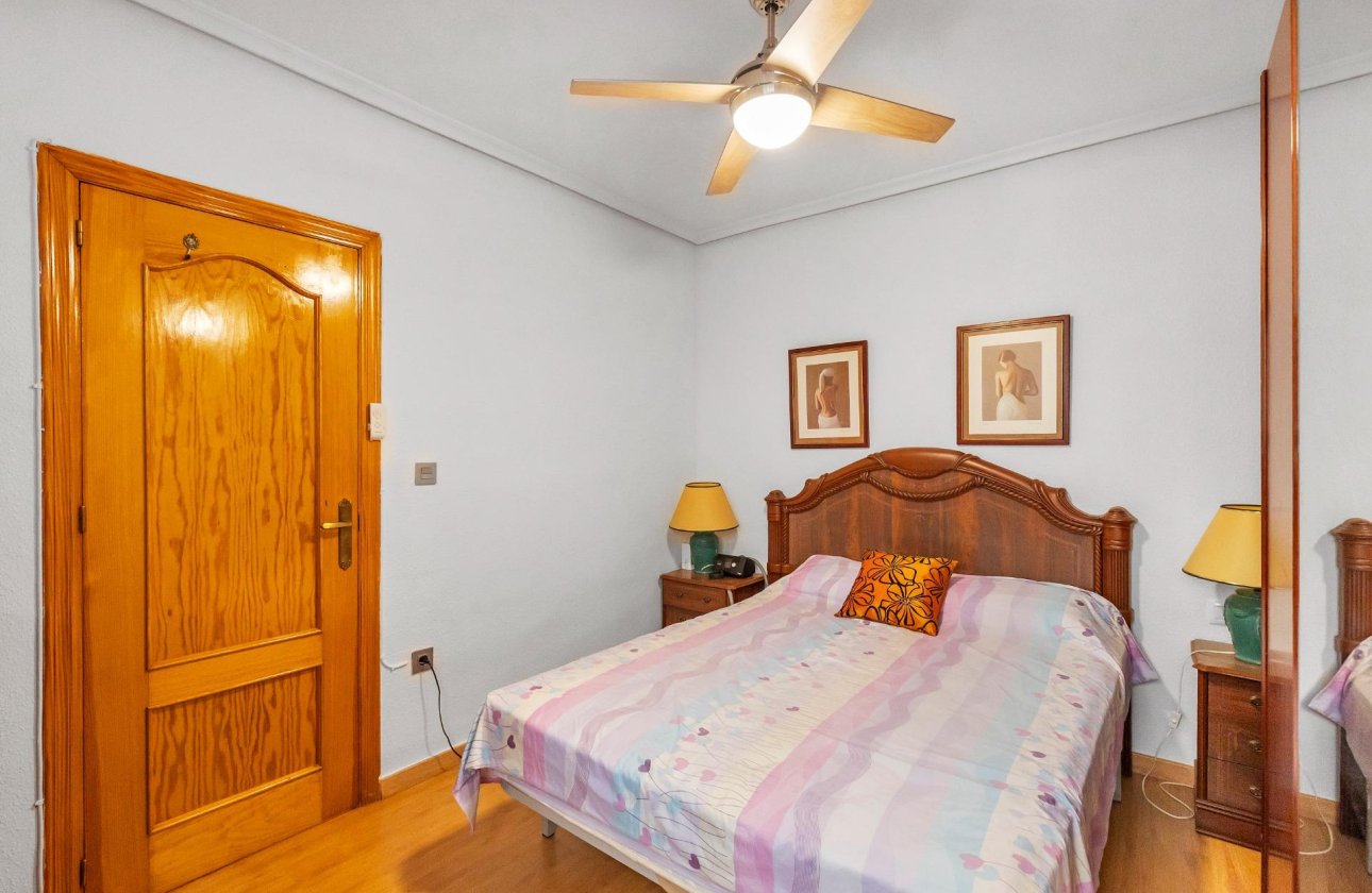 Resale - Apartment / flat - Torrevieja - Paseo maritimo