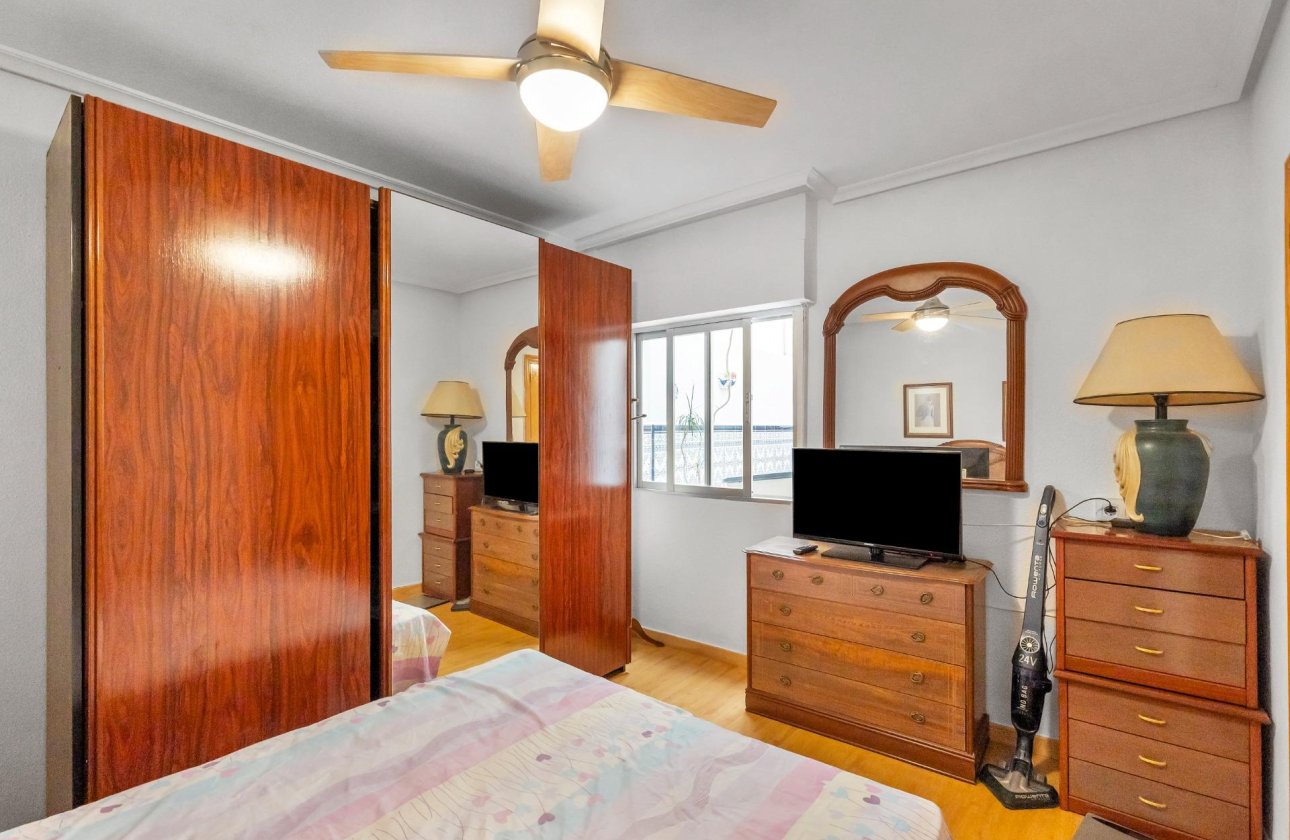 Resale - Apartment / flat - Torrevieja - Paseo maritimo