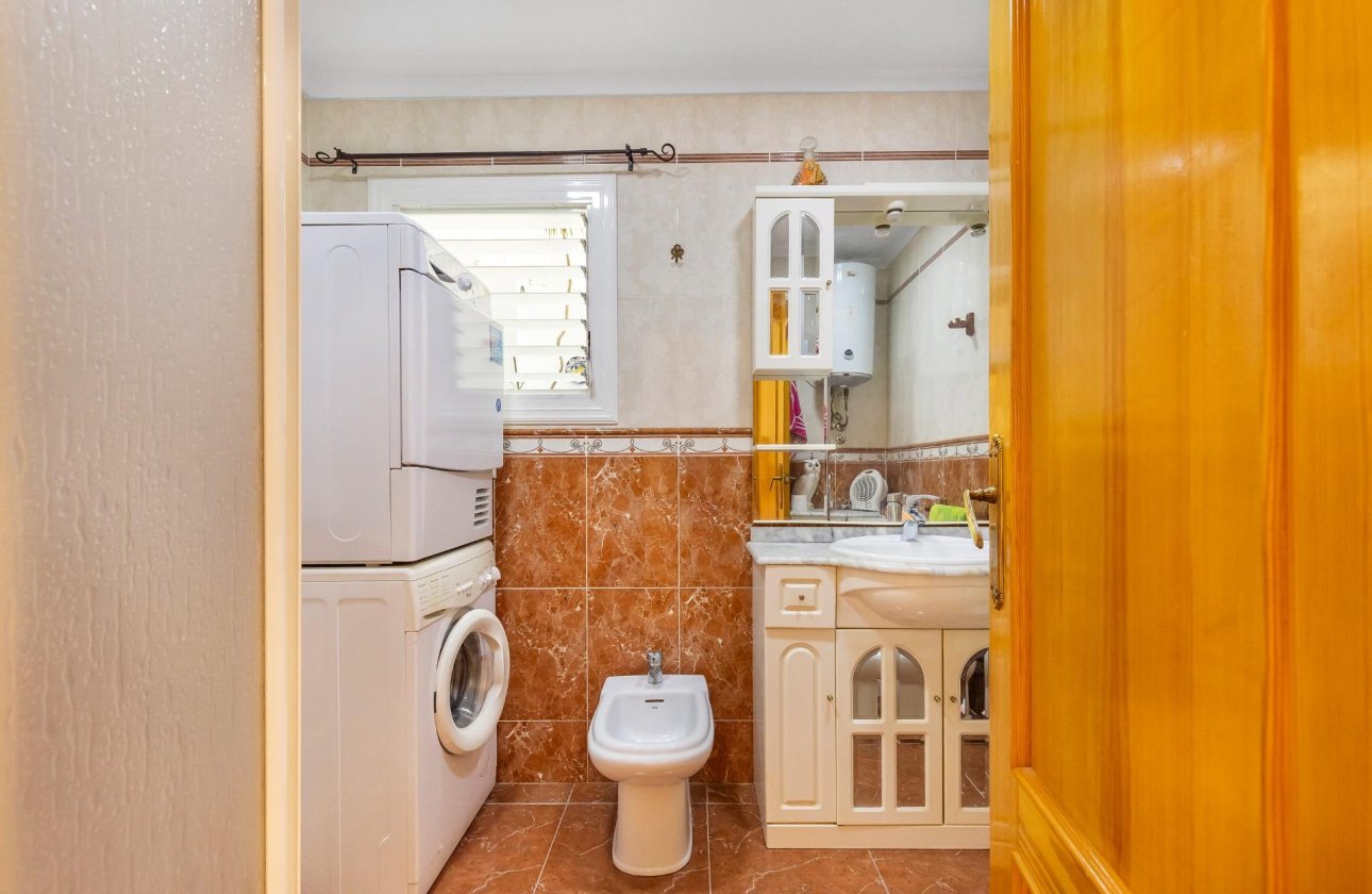 Resale - Apartment / flat - Torrevieja - Paseo maritimo