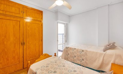 Resale - Apartment / flat - Torrevieja - Paseo maritimo
