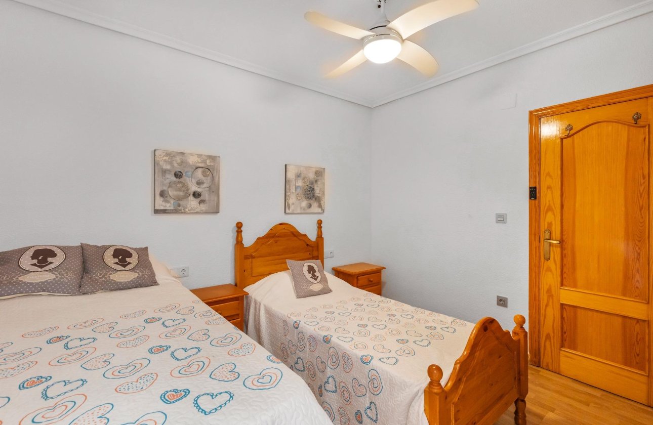 Resale - Apartment / flat - Torrevieja - Paseo maritimo