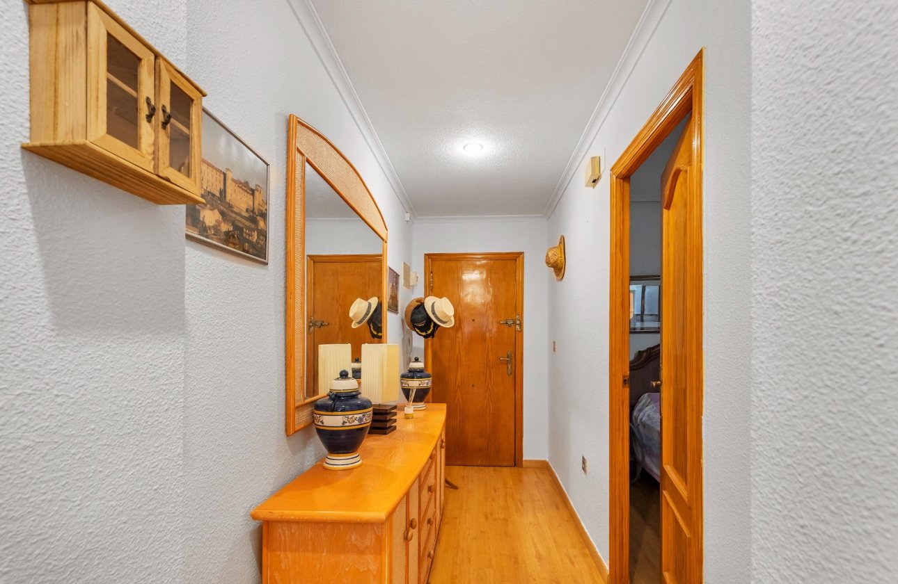 Resale - Apartment / flat - Torrevieja - Paseo maritimo