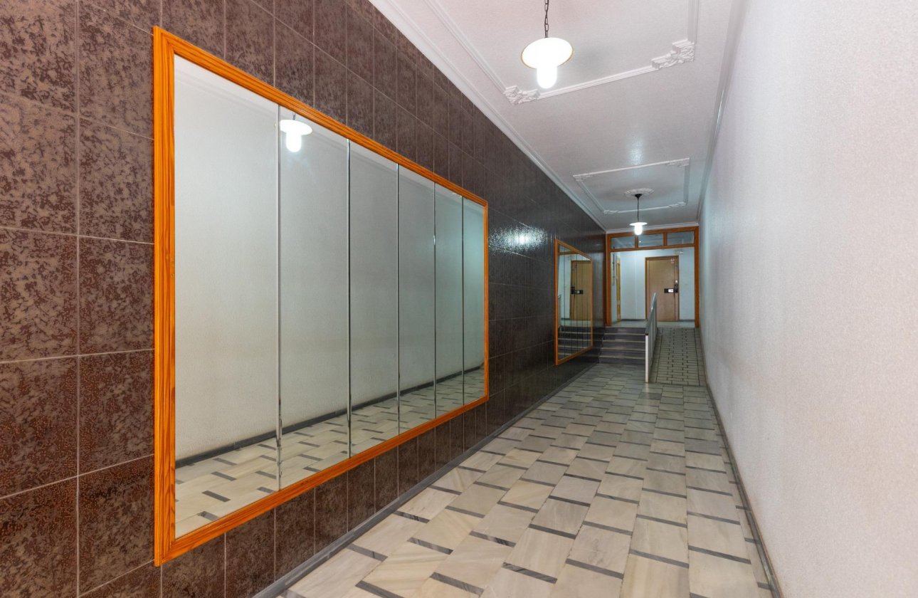 Resale - Apartment / flat - Torrevieja - Paseo maritimo