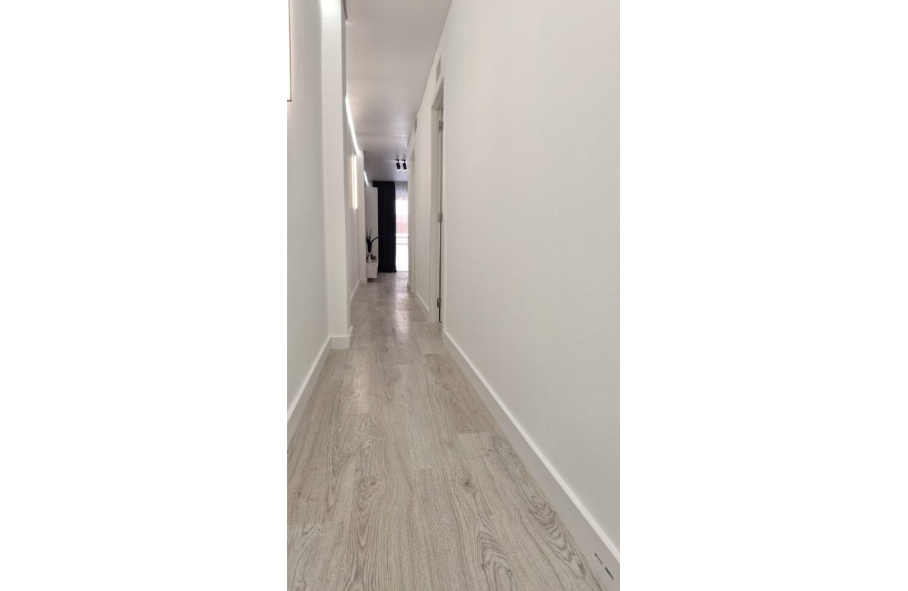 Resale - Apartment / flat - Torrevieja - Playa Acequion