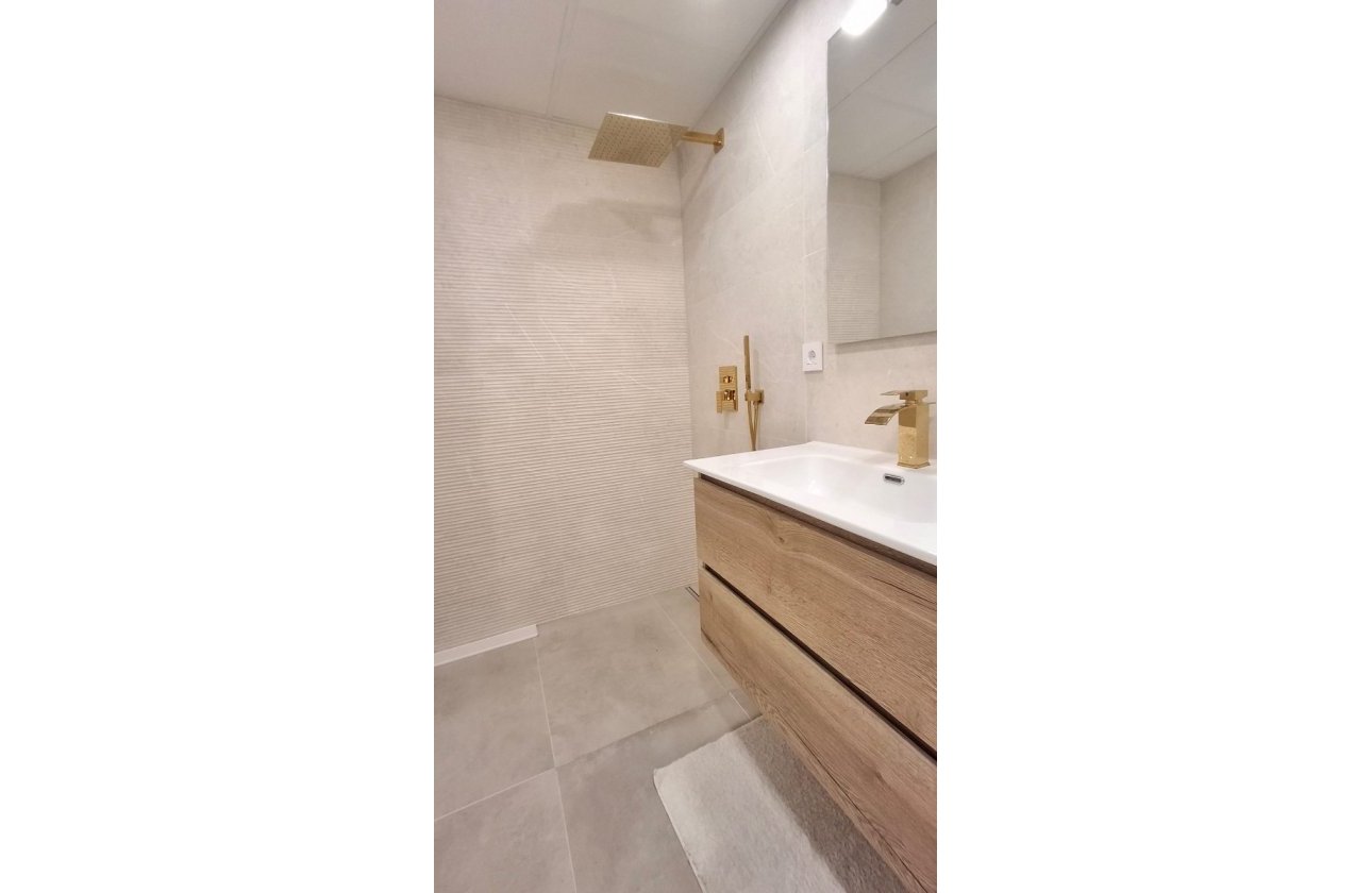 Resale - Apartment / flat - Torrevieja - Playa Acequion