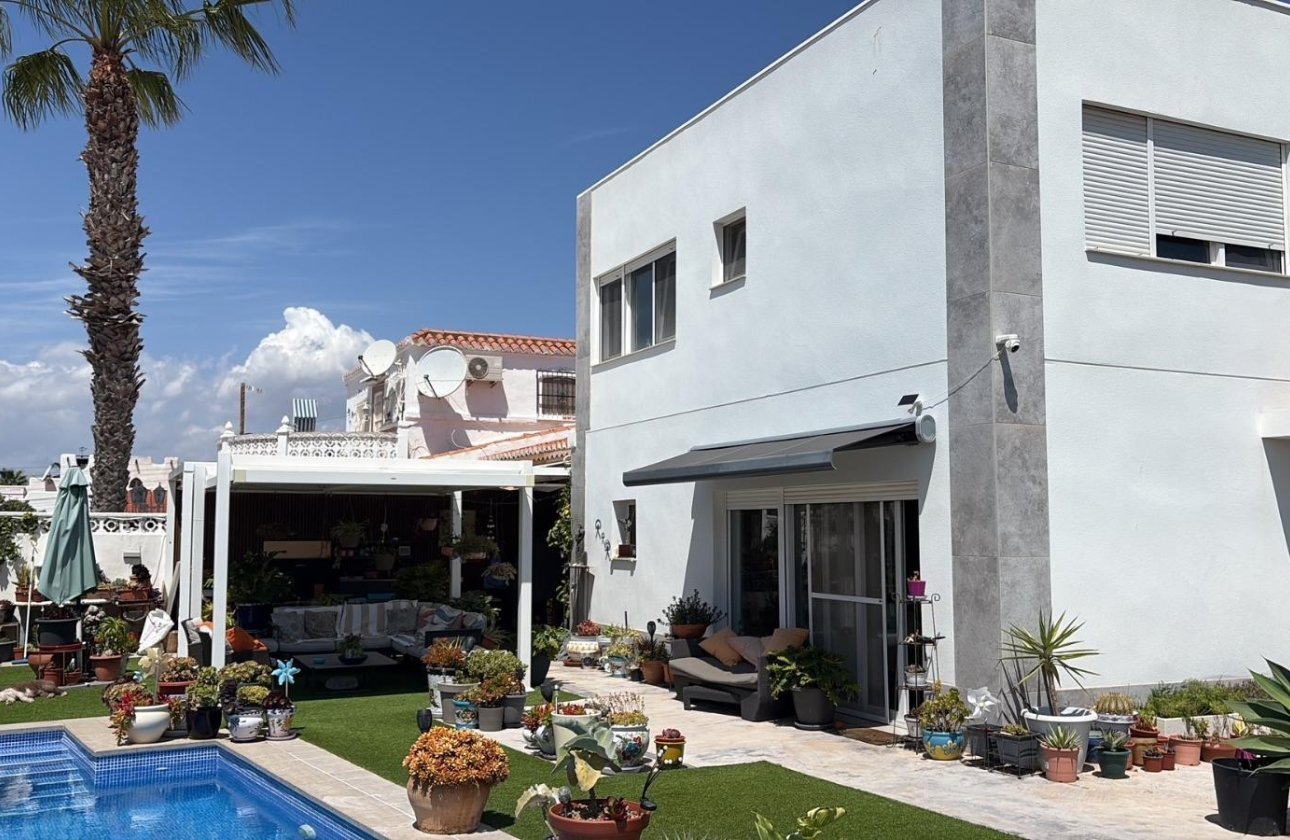 Resale - Villa - Torrevieja - La Siesta