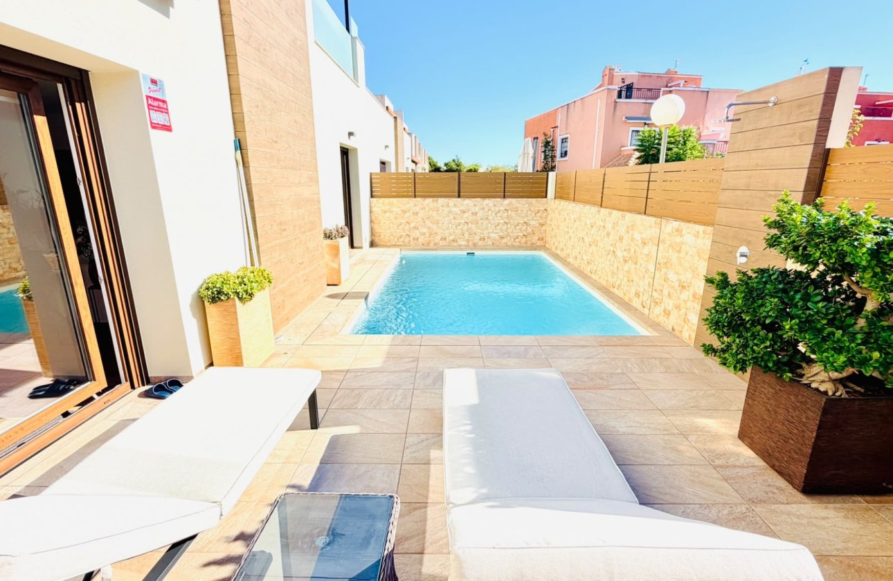 Revente - Villa / Semi detached - Los Montesinos