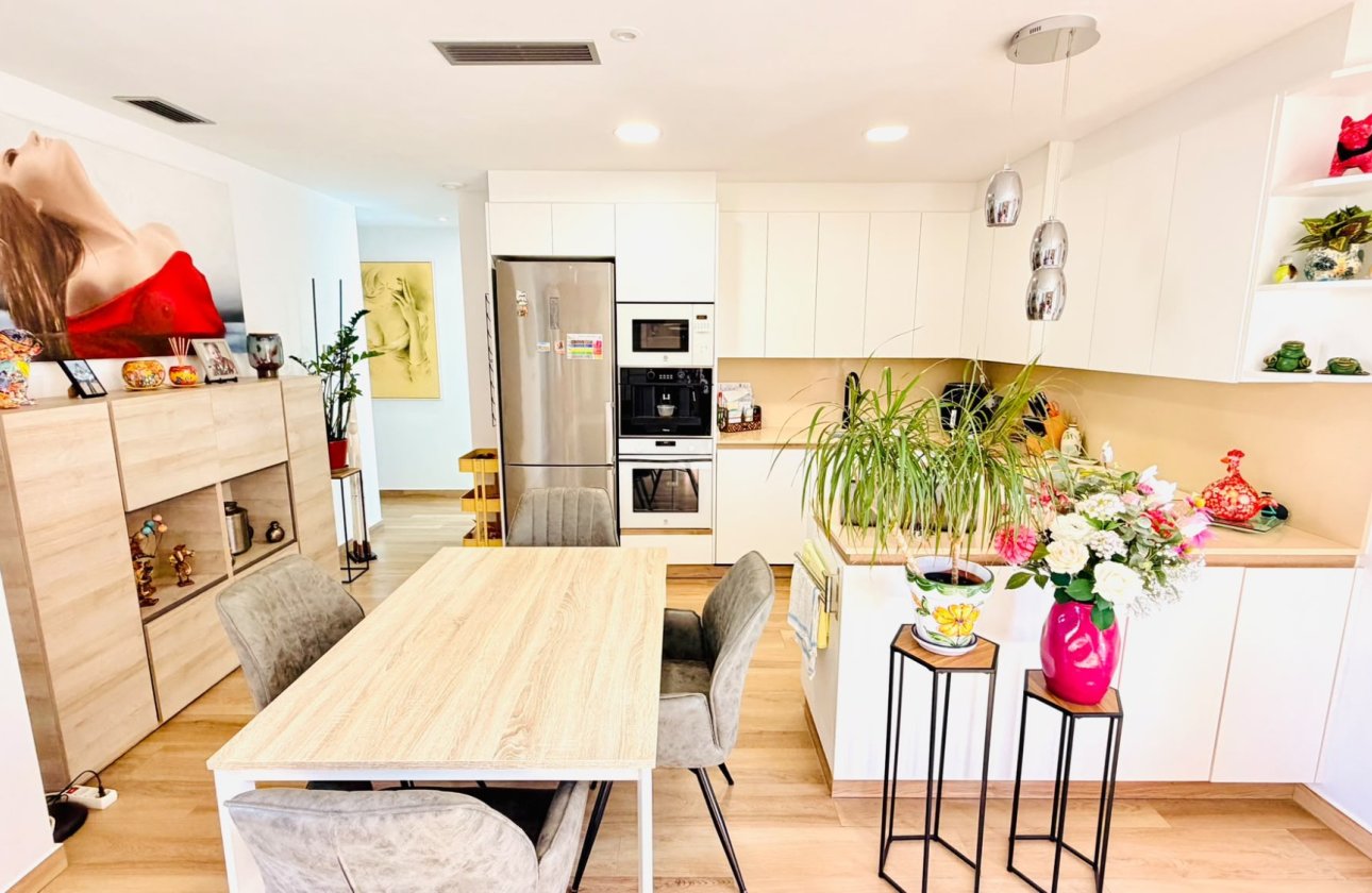 Revente - Villa / Semi detached - Los Montesinos