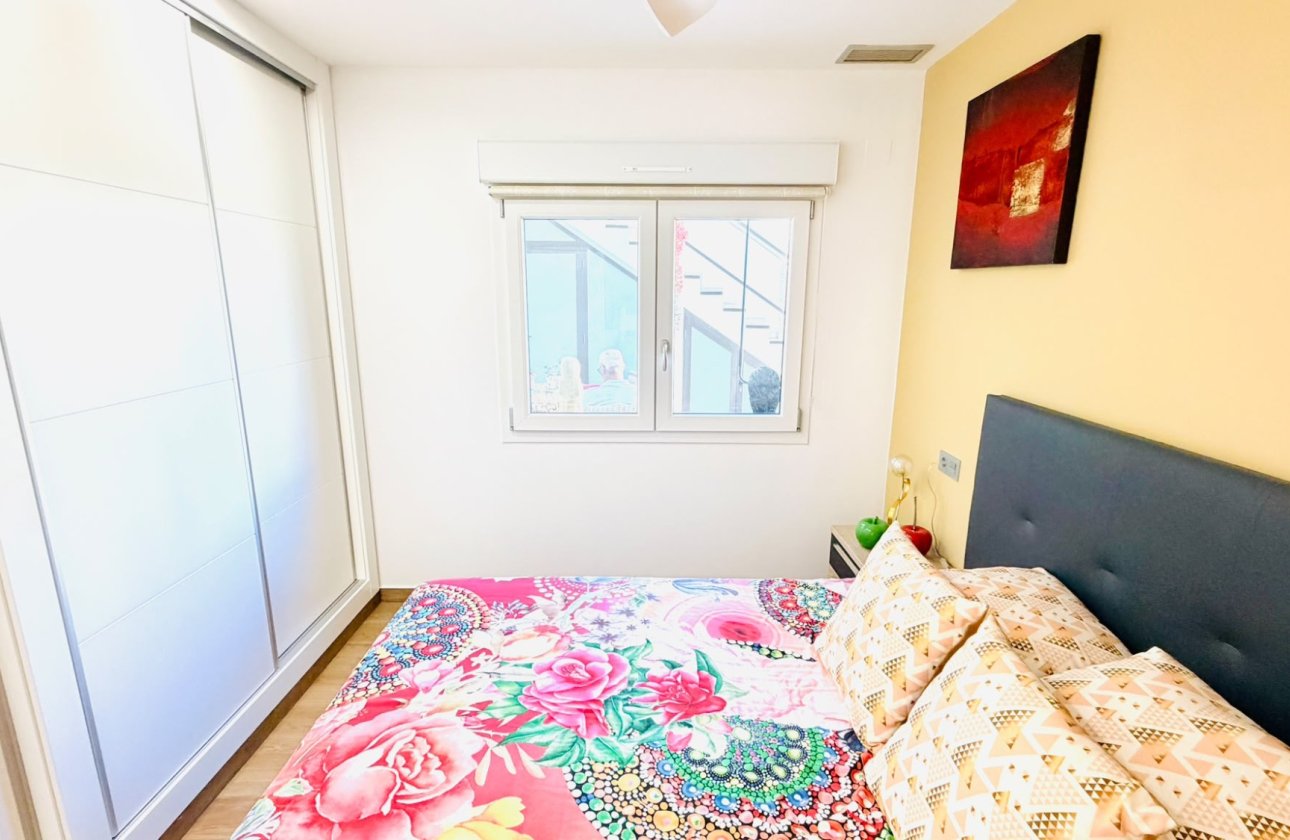Revente - Villa / Semi detached - Los Montesinos