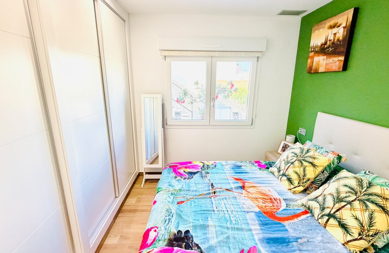 Revente - Villa / Semi detached - Los Montesinos