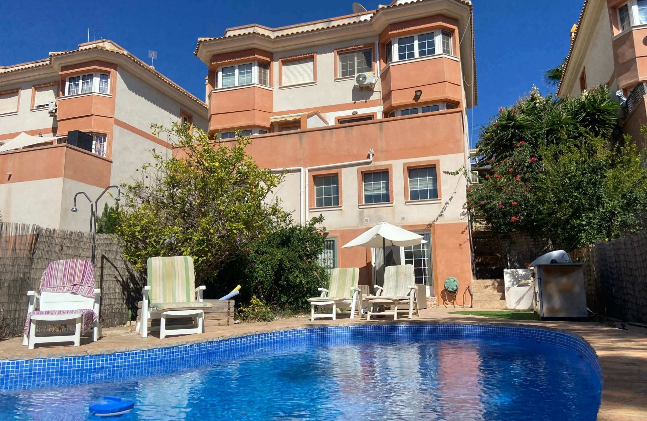 Resale - Villa / Semi detached - Villamartin
