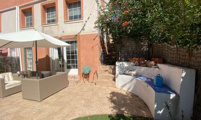 Resale - Villa / Semi detached - Villamartin
