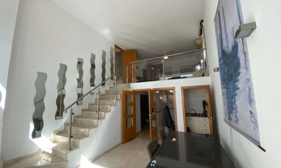 Resale - Villa / Semi detached - Villamartin