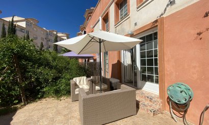 Resale - Villa / Semi detached - Villamartin