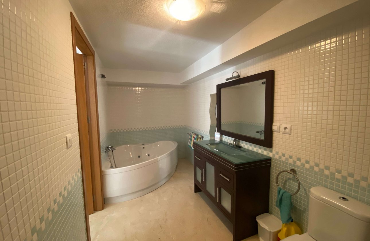 Resale - Villa / Semi detached - Villamartin