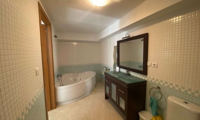 Resale - Villa / Semi detached - Villamartin