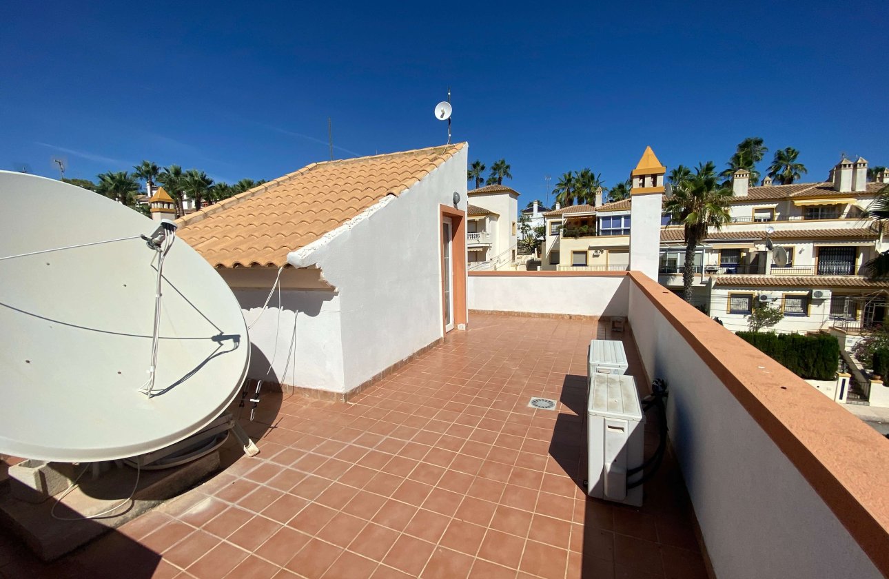 Resale - Villa / Semi detached - Villamartin