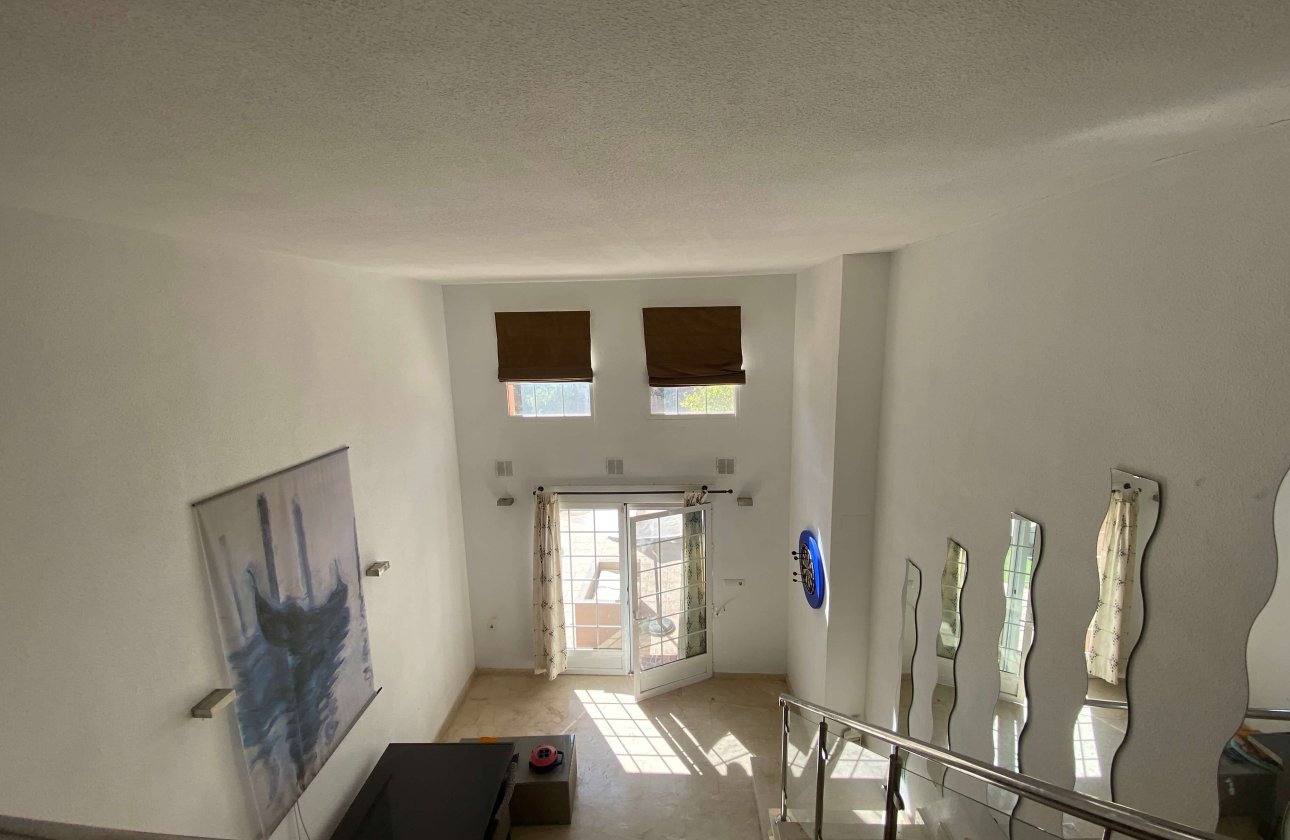 Resale - Villa / Semi detached - Villamartin