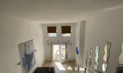 Resale - Villa / Semi detached - Villamartin